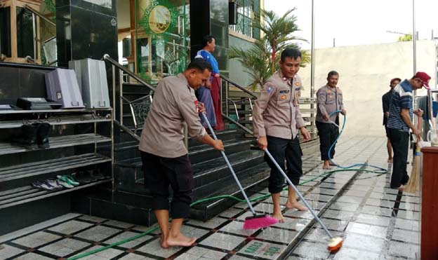 Sambut Ramadhan, Polisi RW Bersihkan Masjid di Kota Tangerang