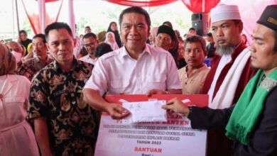 Pj Gubernur Banten Salurkan Bantuan ke Masyarakat Cikeusal