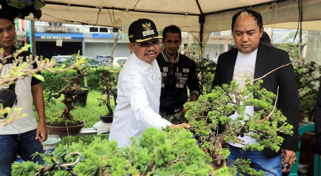 Sachrudin Buka Pameran Bonsai di Mall Metropolis Town Square
