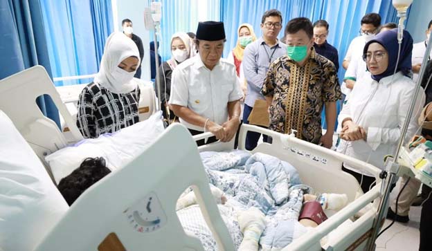 Al Muktabar Jenguk Warga Banten Korban Kebakaran Depo Pertamina