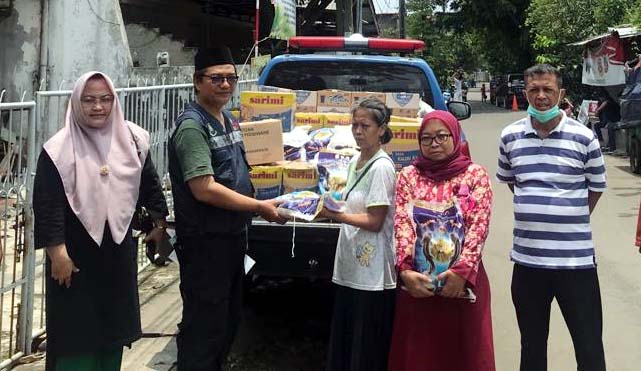 Dinsos Beri Bantuan untuk Keluarga Rumah Roboh di Sukarasa