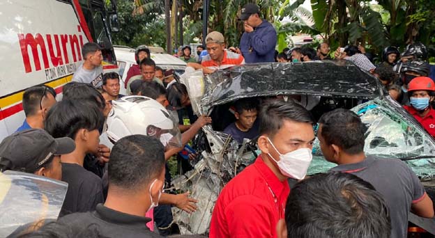 Supir Mobil PickUp Terhimpit Dashboard Usai Dihantam Bis Murni
