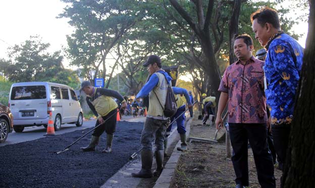 Arief Tinjau Perbaikan Jalan Rusak di Kecamatan Karawaci