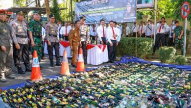Al Muktabar Bersama Kapolda Banten Musnahkan 24 Ribu Botol Miras