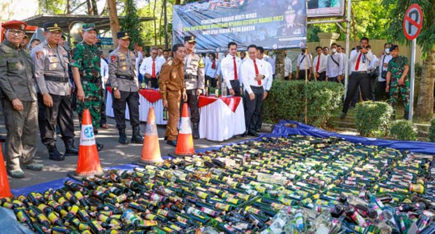Al Muktabar Bersama Kapolda Banten Musnahkan 24 Ribu Botol Miras