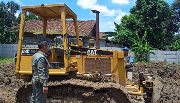 Satpol PP Kabupaten Tangerang Segel 2 Alat Berat dan 10 Truk Tanah