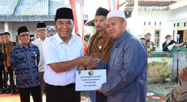 Pj Gubernur Banten Salurkan Bantuan ke Masyarakat Pandeglang