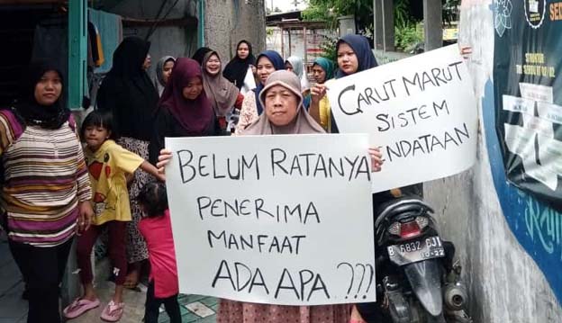 Puluhan Emak-emak Geruduk Kantor Kelurahan Karang Anyar