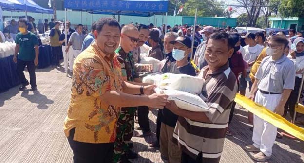Kecamatan Neglasari dan Yayasan Buddha Tzu Chi Salurkan Paket Sembako