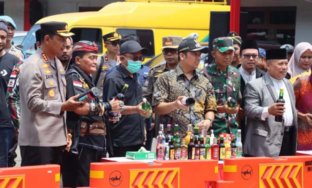 Polres Metro Musnahkan Ribuan Botol Miras dan Obat Keras