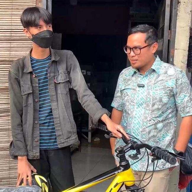 Jalan Kaki 12 Km ke Sekolah, Viky Terima Bantuan Sepeda dari Pilar