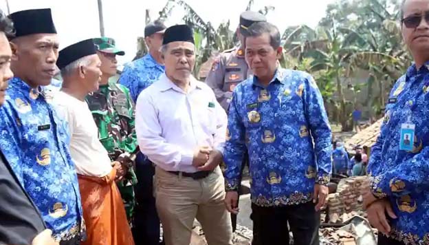 Syafrudin Tinjau Rumah Warga Pasca Terbakar di Kampung Karangserang
