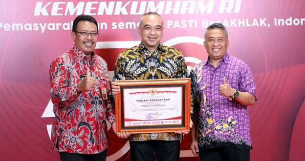 Bupati Zaki Terima Penghargaan dari Menkumham