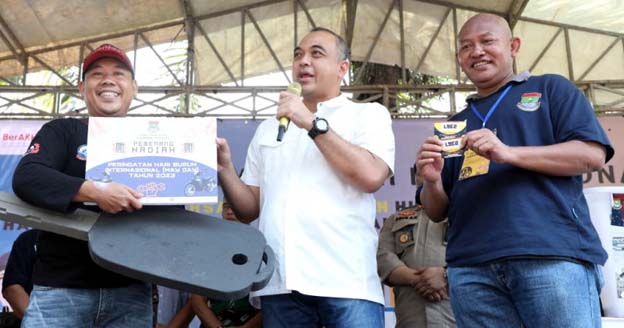 Peringatan May Dxay, Zaki Berikan Door Prize Motor untuk Buruh