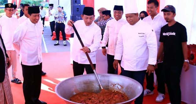 Kapolri Serahkan Hewan Kurban dan 10 Ton Rendang Daging