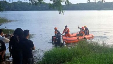 Basarnas Lakukan Pencarian Dua Anak Tenggelam di Danau Puri 11