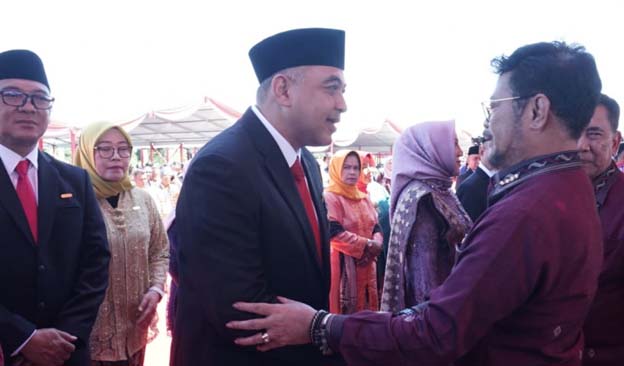 Bupati Zaki Terima Penghargaan Satyalencana Wira Karya