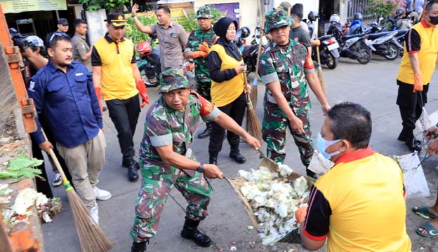 Polres Metro Tangerang Kota Bersihkah Sampah Bersama Masyarakat