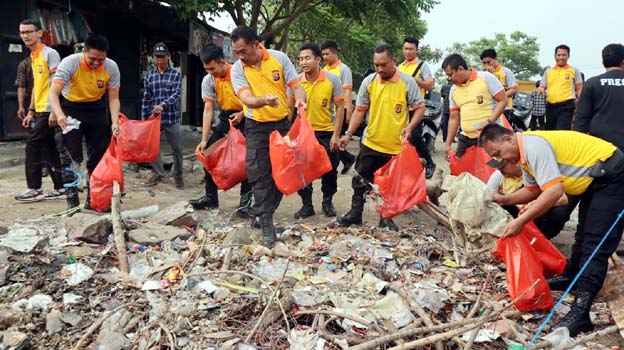 Polres Serang Kabupaten Bersihkan Sampah di Pesisir Pantai