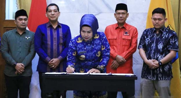 Bupati Serang Serahkan Bantuan Keuangan Parpol Rp2,4 Miliar