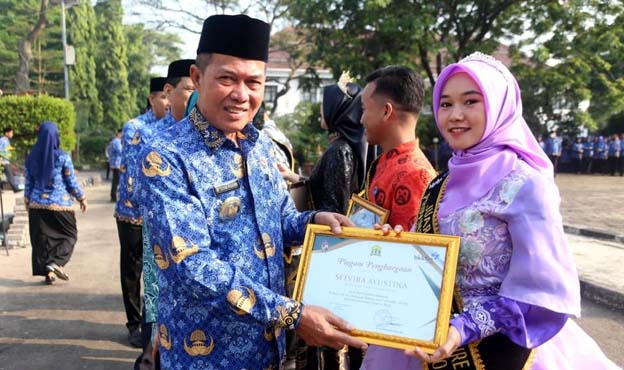 Hari Kesadaran Nasional, Syafrudin Bagikan Piagam Penghargaan