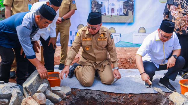 Benyamin Lakukan Peletakan Batu Pembangunan Masjid An-Nashr