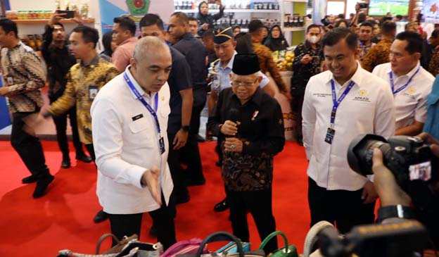 Pemkab Tangerang Perkenalkan Sepatu Batik di Expo APKASI 2023