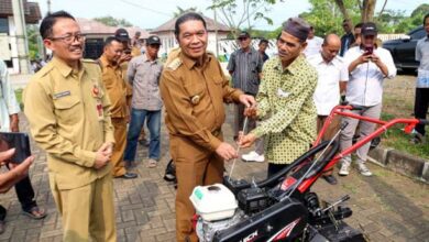 Al Muktabar Serahkan Bantuan Traktor Kepada Kelompok Tani