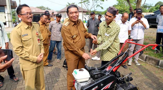 Al Muktabar Serahkan Bantuan Traktor Kepada Kelompok Tani