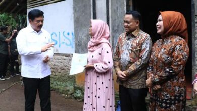 Menteri ATR/BPN Bagikan Sertifikat Tanah Gratis di Kabupaten Serang