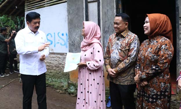 Menteri ATR/BPN Bagikan Sertifikat Tanah Gratis di Kabupaten Serang