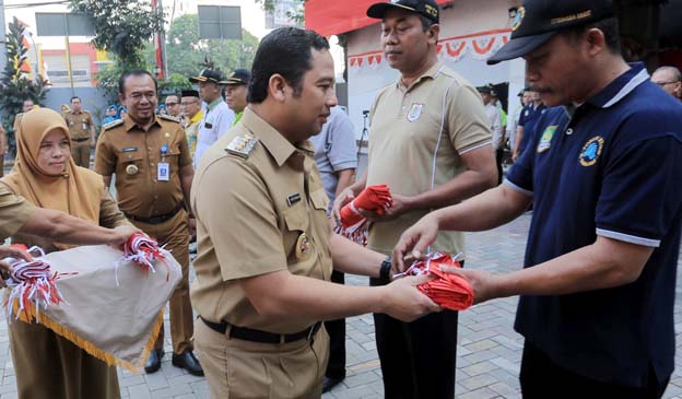 Sambut HUT RI Ke-78, Arief Bagikan 1000 Bendera Merah Putih