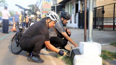 Sambut HUT ke-78 RI, Arief Bersama Pegawai Pemkot Lakukan Pengecatan Kanstin Jalan