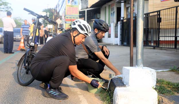 Sambut HUT ke-78 RI, Arief Bersama Pegawai Pemkot Lakukan Pengecatan Kanstin Jalan