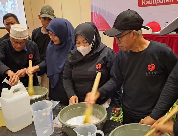Abdul Syukur Dampingi Zulfikar Hamonangan, BRIN Gelar Pelatihan Pembuatan Sabun Cuci