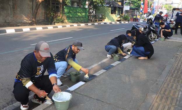 Sambut HUT ke-78 RI, Arief Bersama Pegawai Pemkot Lakukan Pengecatan Kanstin Jalan