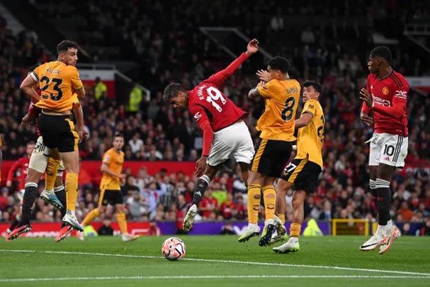 Raphael Varane Memastikan Kemenangan Man Utd Atas Wolves 1-0