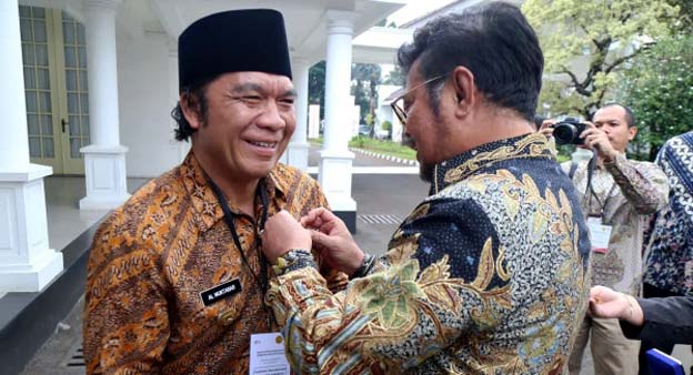 Pj Gubernur Al Muktabar Raih Anugerah Adhikarya Pembangunan Pertanian