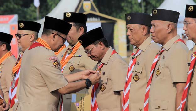 Sachrudin Menerima Penghargaan Lencana Darma Bakti