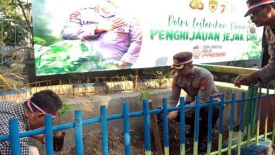 Lestarikan Penghijauan, Polsek Karawaci Tanam 50 Bibit Pohon