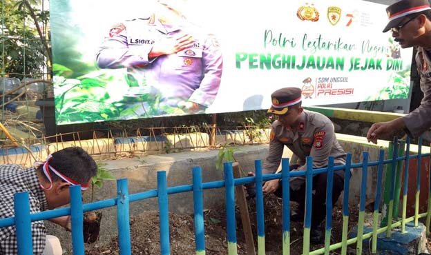 Lestarikan Penghijauan, Polsek Karawaci Tanam 50 Bibit Pohon