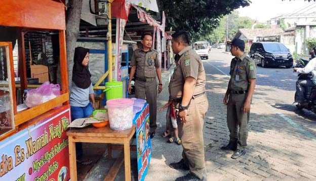 Trantib Kecamatan Karawaci Tertibkan Puluhan PKL di Bahu Jalan