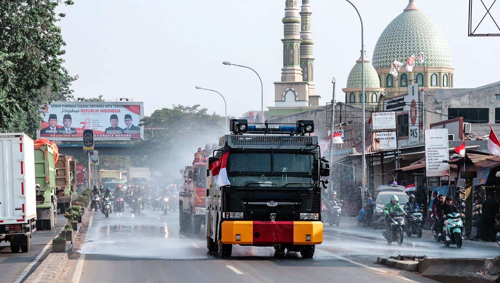 Polisi Kerahkan Water Canon Bersihkan Debu Jalan di Kota Tangerang