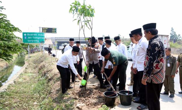 Kurangi Polusi, Kecamatan Benda Lakukan Gerakan Penghijauan