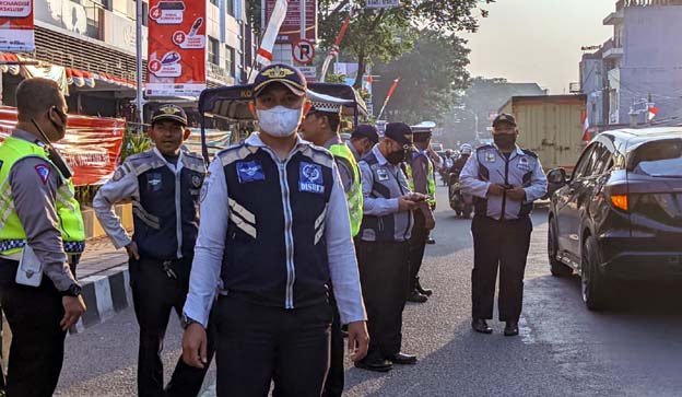 Dishub Kota Tangerang Gembosi Ban Kendaraan di Parkiran Liar