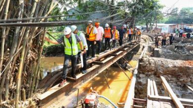 Pilar Tinjau Pembangunan Jembatan dan Drainase di Jelupang