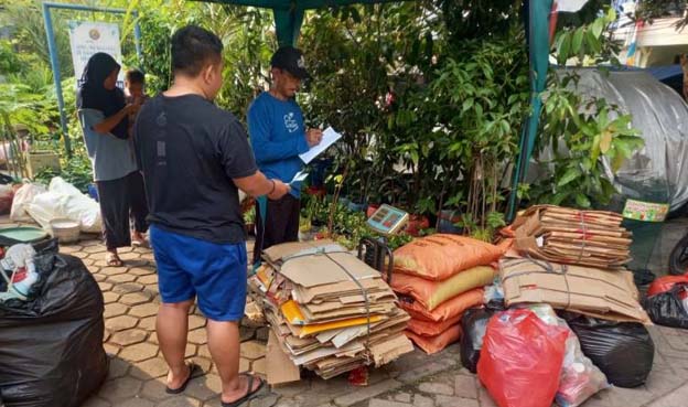 Bank Sampah Darling Ciledug Tukar Sampah dengan Produk UMKM