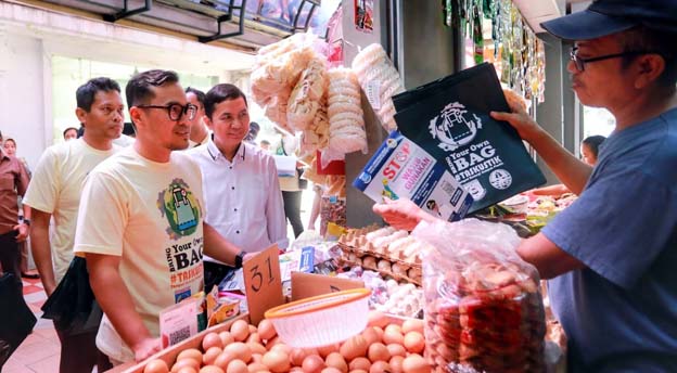 Pilar Sosialisasi Larangan Penggunaan Plastik di Titik Perbelanjaan