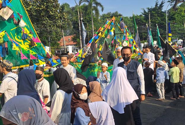 Peringati Maulid Nabi SAW, Warga Kampung Kalipasir Arak Perahu dan Ziarah Kubur Nyai Ratu Hj Mutafiah Binti KH Asnawi