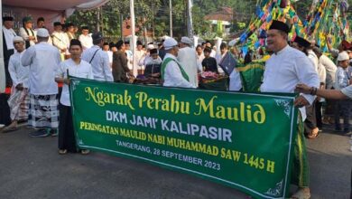 Peringati Maulid Nabi SAW, Warga Kampung Kalipasir Arak Perahu dan Ziarah Kubur Nyai Ratu Hj Mutafiah binti KH Asnawi